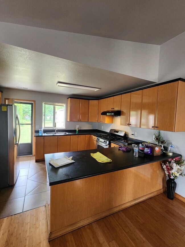 Foto del edificio - Stunning 4 Bedroom Home with Private Yard ...