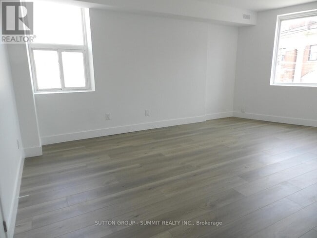 Building Photo - 577-577 Gerrard St E