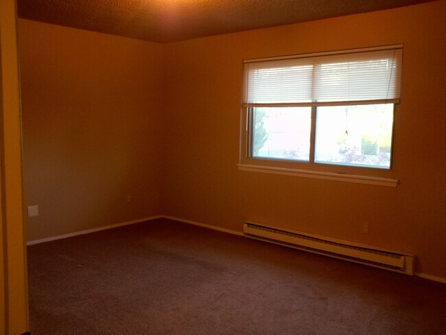 master with walk in closet - 479 White Cloud Dr