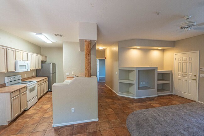 Foto del edificio - Spacious 2 Bed / 2 Bath Condo in Prime Cha...