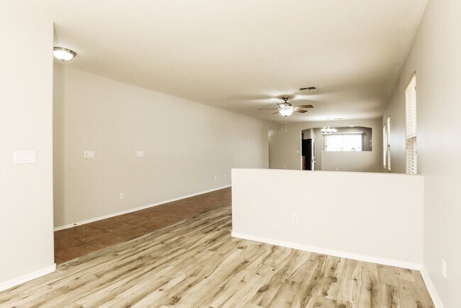 Foto del edificio - 15066 W Buchanan St