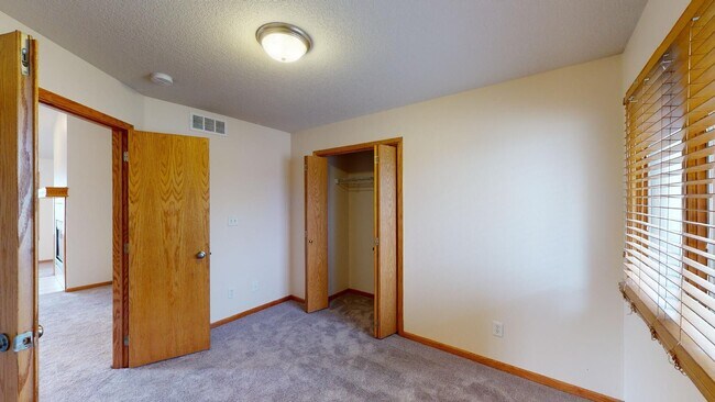 Foto del edificio - 2417 East Glenwood-Lovely Easter Lake Area