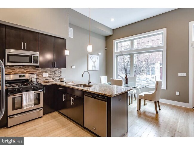 Photo - 819 Montrose St House