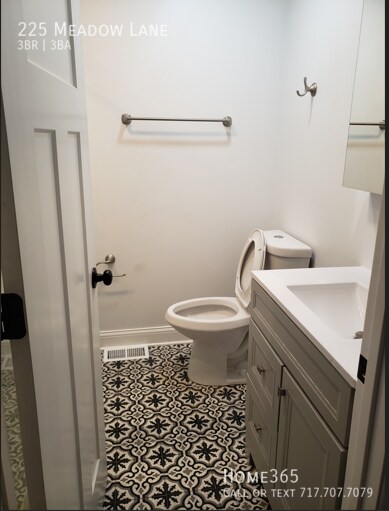 Building Photo - Modern 3-bedroom, 2.5 bathroom home in Chi...
