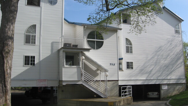 Building Photo - 712 W Elm St