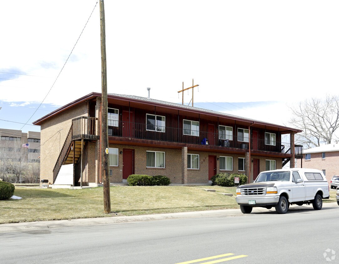 Primary Photo - 701 Oak St