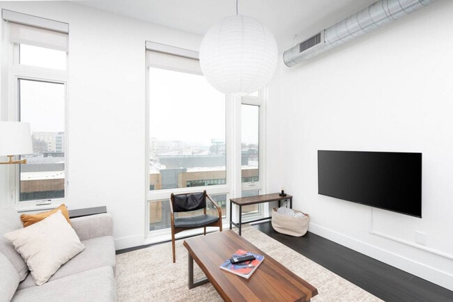 Foto del edificio - 550 W Juneau Ave