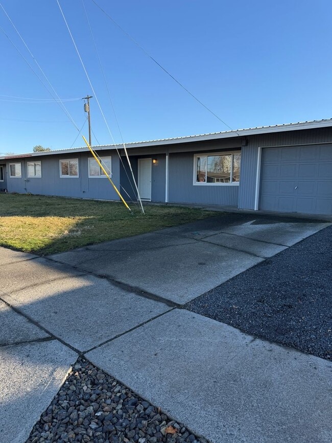 Building Photo - 3 Bedroom Duplex, Fully Updated