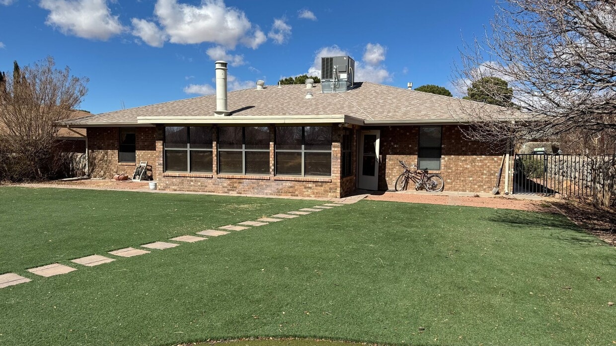 Building Photo - Spacious 3 bedroom 2 bath with Large Backyard