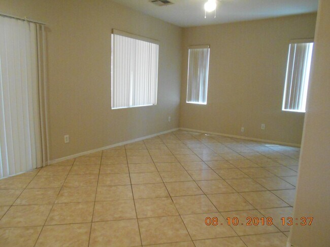Building Photo - 3 Bedroom 3 Bath LARGE OPEN FLOOR PLAN