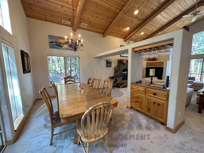 Building Photo - Beautiful 4 Bedroom, 3.5 bath home w gorge...