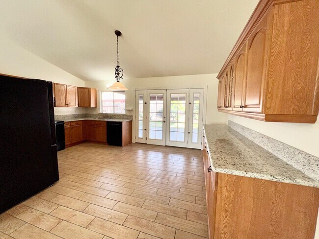 Building Photo - Beautiful 5 BD/2BA w/ Attached Garage & Sw...