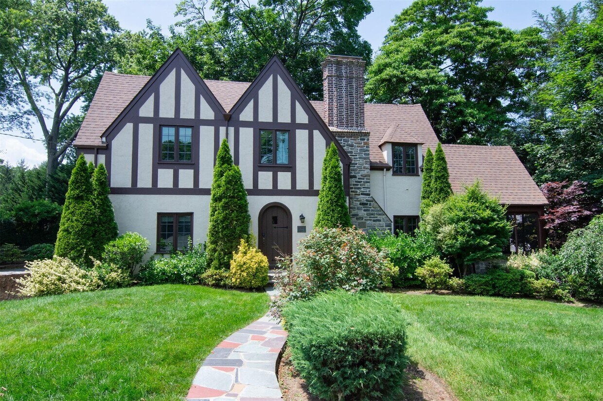 Primary Photo - 259 Pondfield Rd W