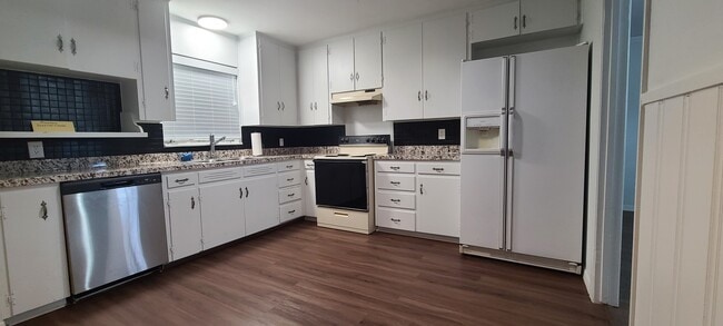 Foto del edificio - 7711 Lazy Ln