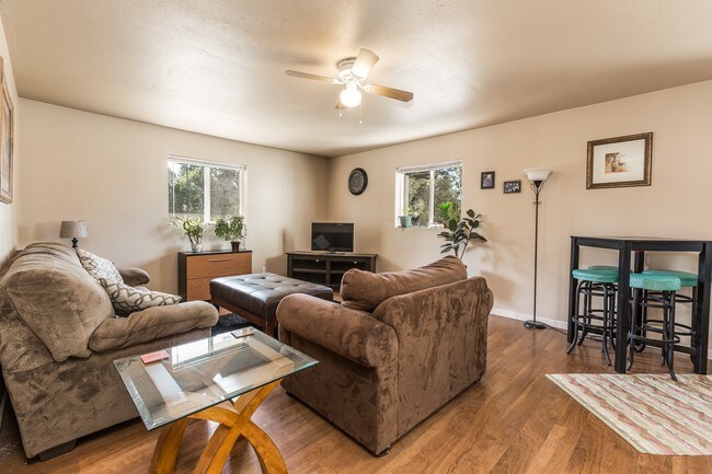 sala de estar en apartamentos de 2 habitaciones - 430 SE Woodland Blvd
