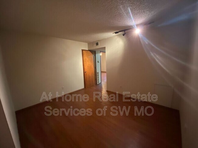 Foto del edificio - 2862 S Rogers Ave