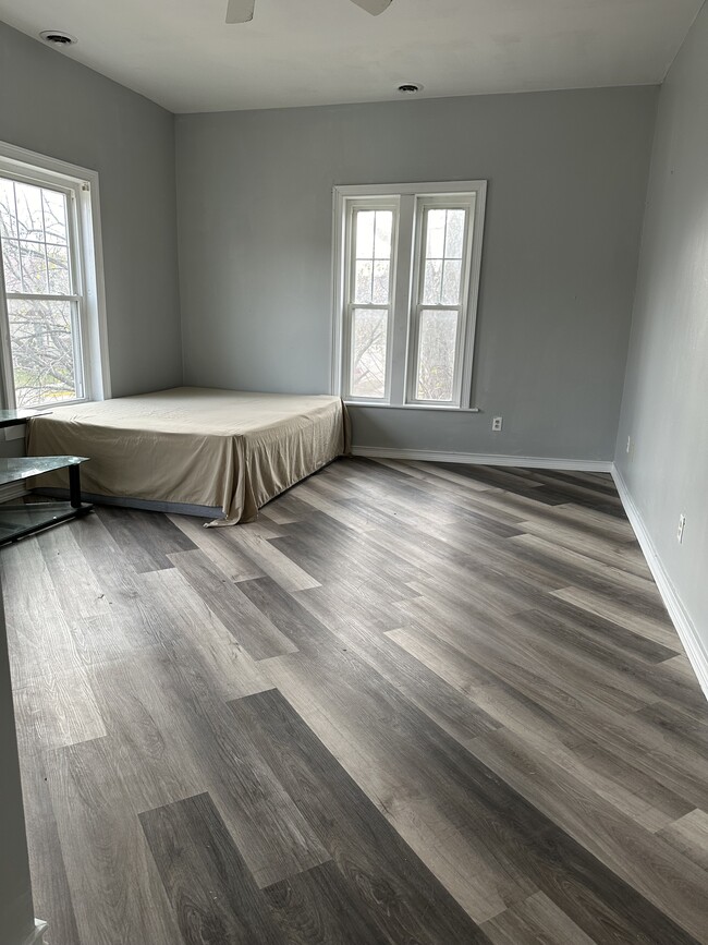 Building Photo - 322 S Elm Ave