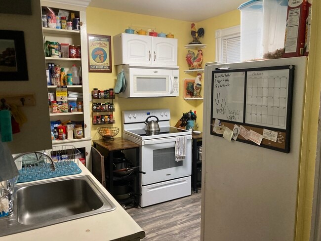 La cocina es - 220 W Main St