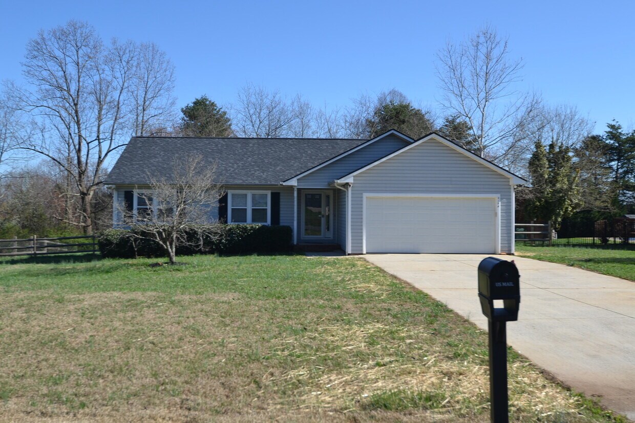 Primary Photo - AVAILABLE August 24, 2023 Nice 3 bdrm 2 ba...