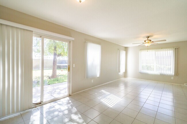 Foto del edificio - 4 Bed 2.5 Bathroom with huge backyard near University & Val Vista area Greenfield Park community