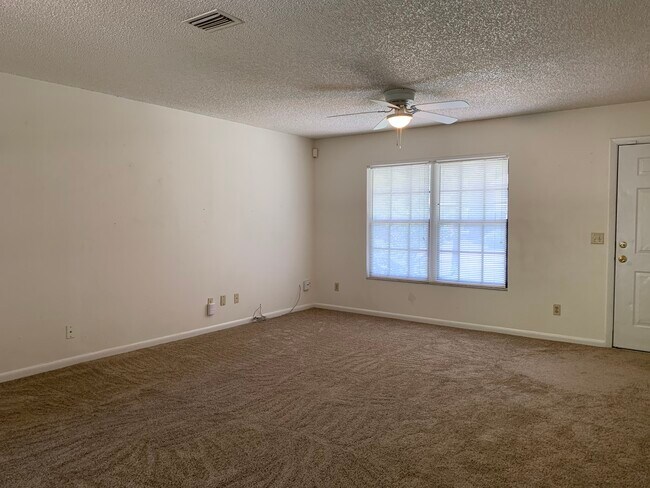 Building Photo - 3/2 DeLand close to shopping, $1400/month