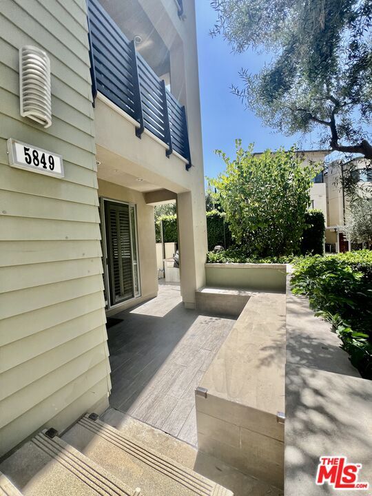 Building Photo - 5849 S Sparrow Ct