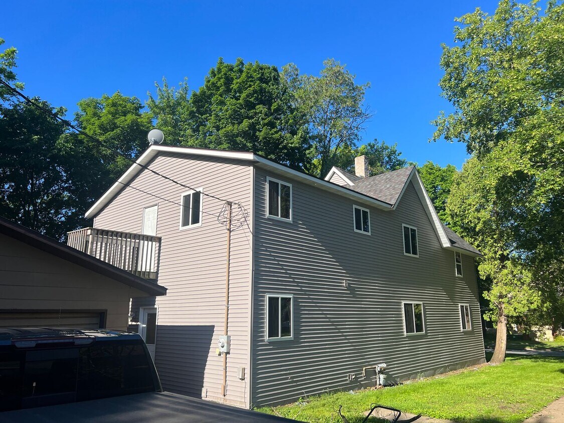 Building Photo - Menomonie Rental 6 Bedrooms 2 Bath