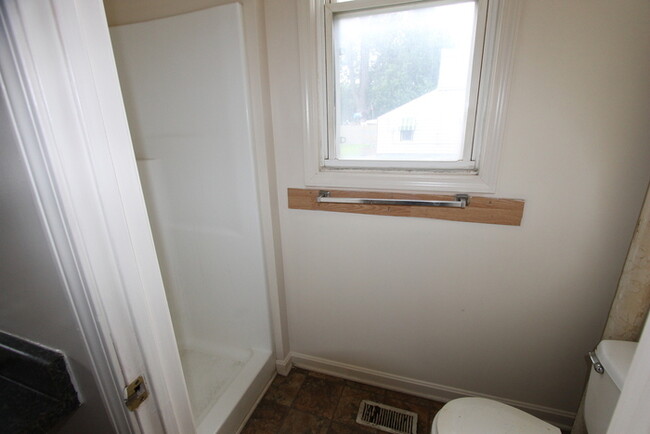 Building Photo - All Utilities Paid!!! 1 Bedroom Efficiency