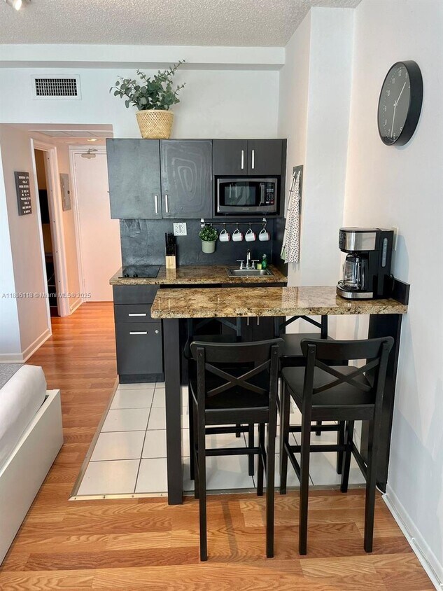 Foto principal - 6345 Collins Ave