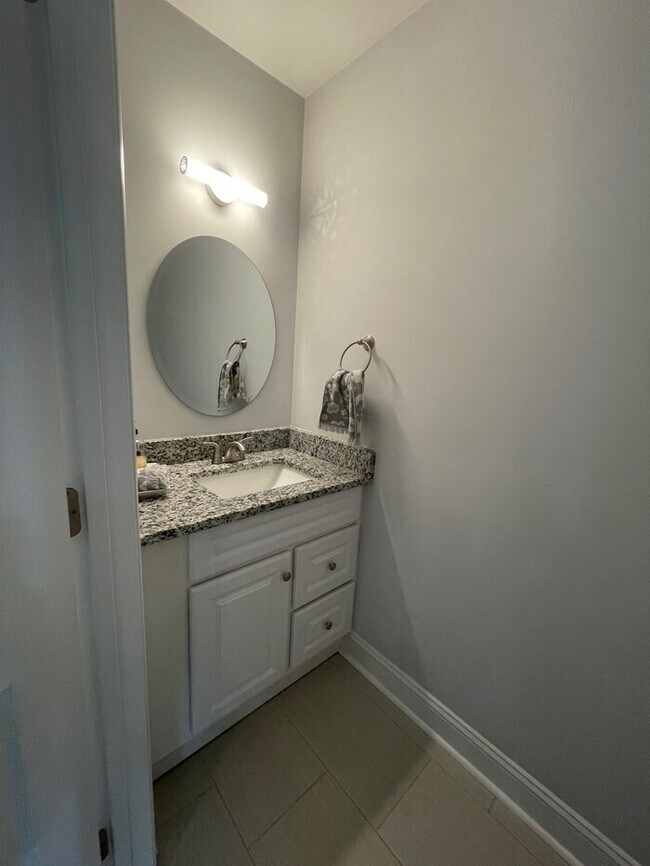 Foto del edificio - Beautifully Furnished 4-Bedroom Home with ...