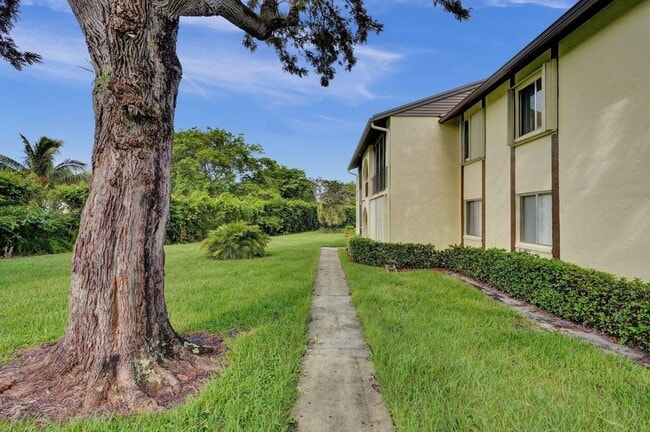 Foto del edificio - 5900 Whispering Pine Way