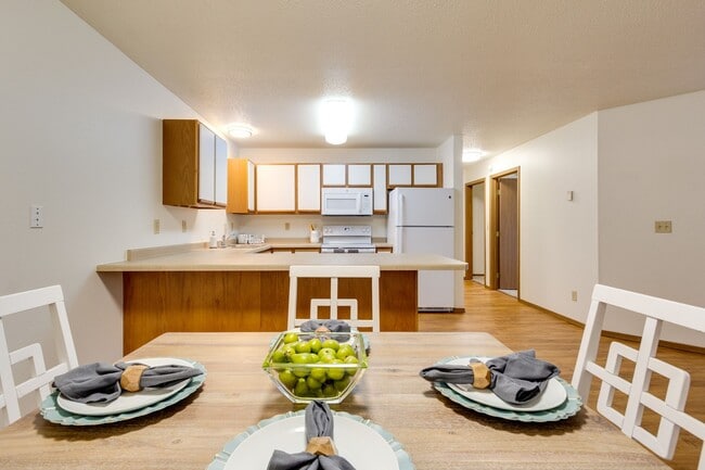 Building Photo - Dakota E & W Apartments