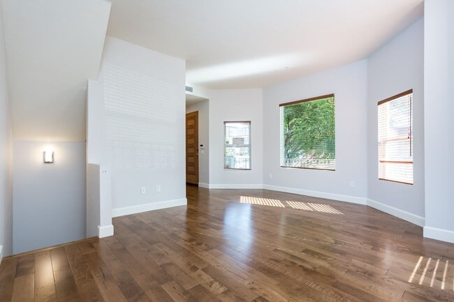 Building Photo - Stunning 4 Level Condo in Little Italy