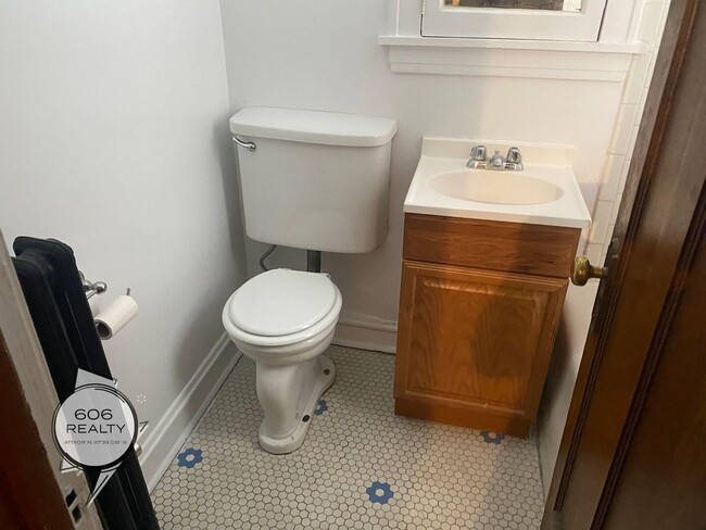 Building Photo - Belmont Cragin Apts Available!