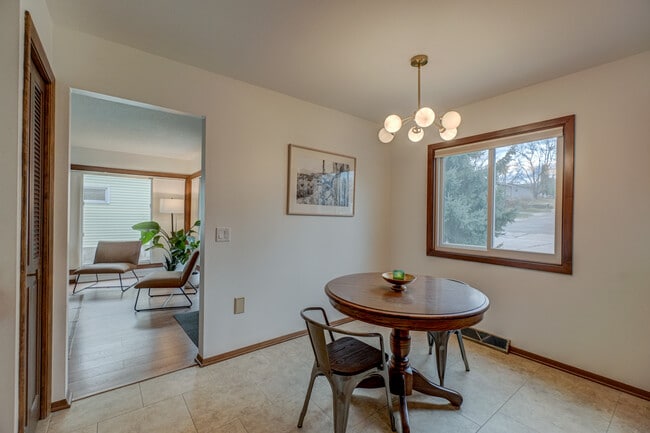 Building Photo - 2006 Pine St W