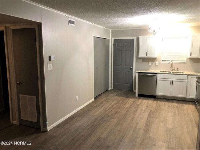 Foto del edificio - 100 Ravenwood Dr