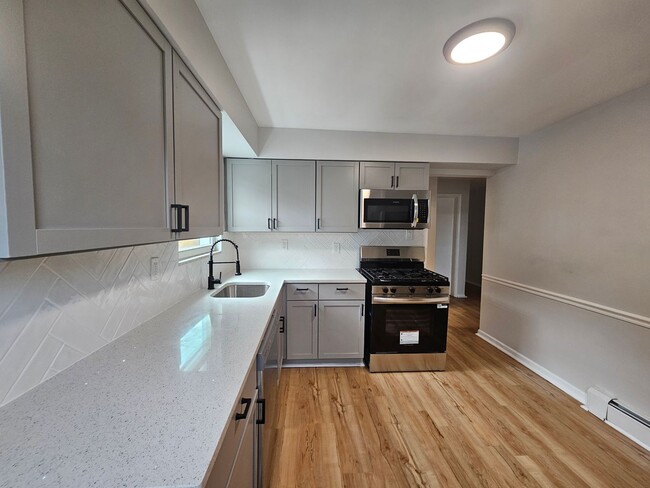 Building Photo - Newly Updated 3 bedroom 1 bath apartment i...