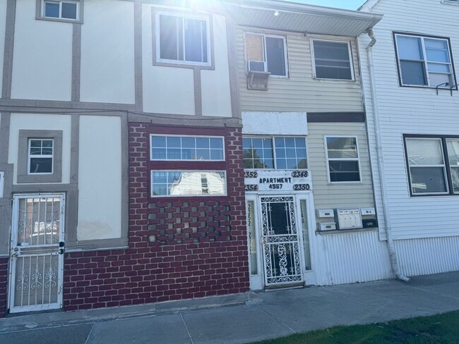 Building Photo - 2352 Poland St