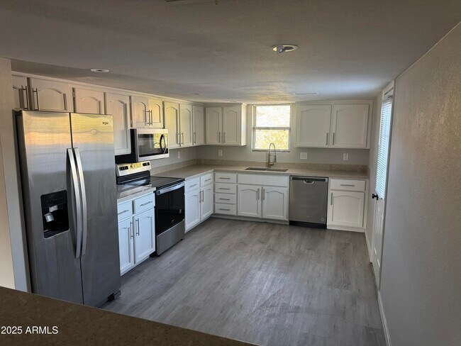 Building Photo - 16462 E Ashbrook Dr