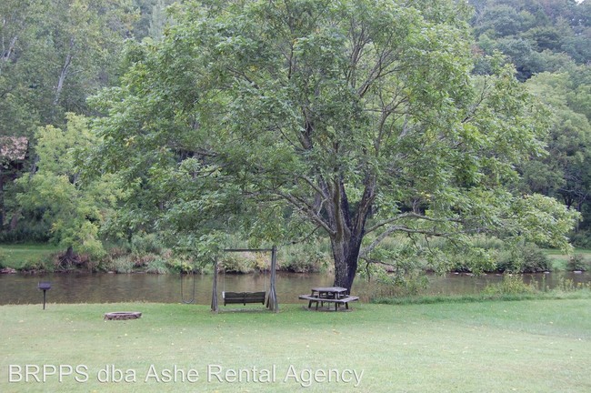 Building Photo - 2 br, 3 bath House - 1089 Aubrey Turner Rd