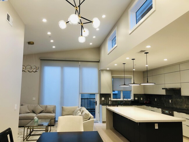 Building Photo - 466-4B1 Ruthven,Palo Alto CA 94301