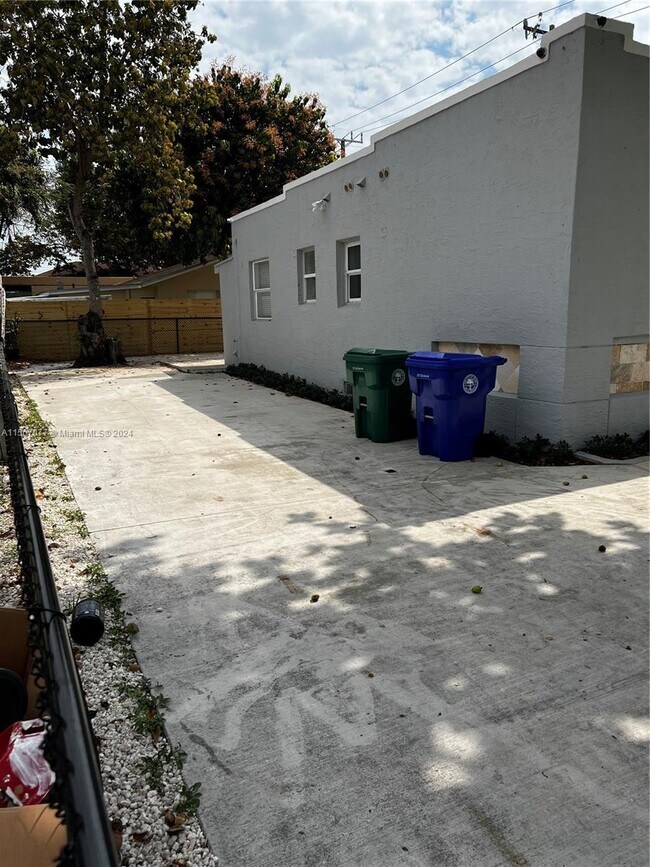Building Photo - 2971 SW 38th Ave