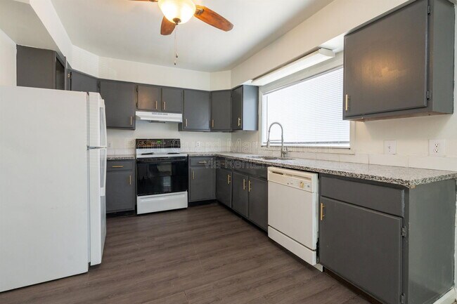 Foto del edificio - 1700 N Harvard Ave