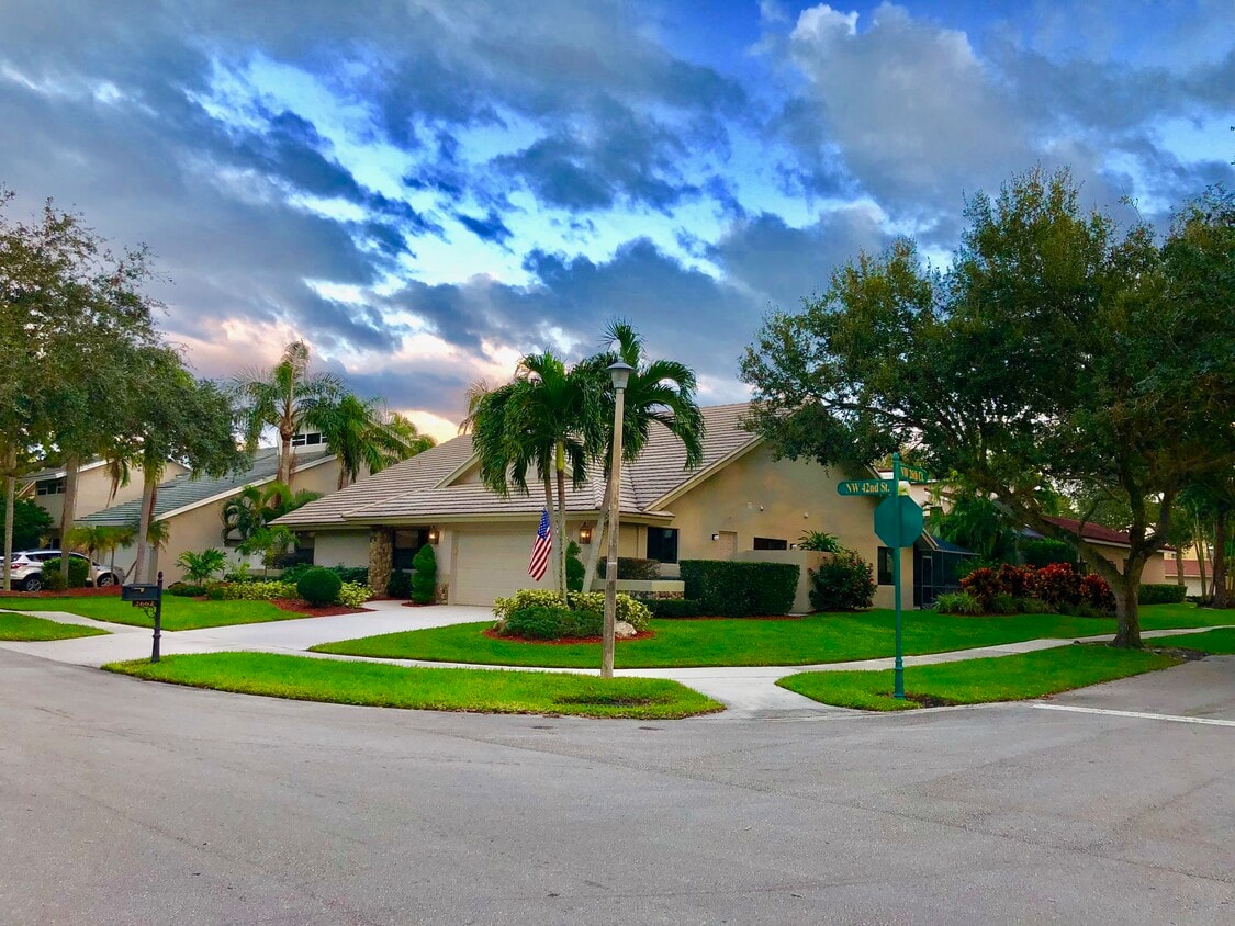 Corner lot at sunset - 2662 NW 42nd St (Boca Raton, FL)