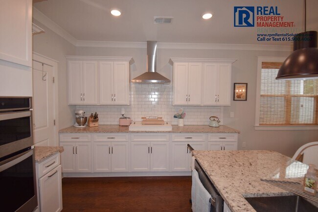 Foto del edificio - Stunning 6 bedroom home in Shelton Square!...