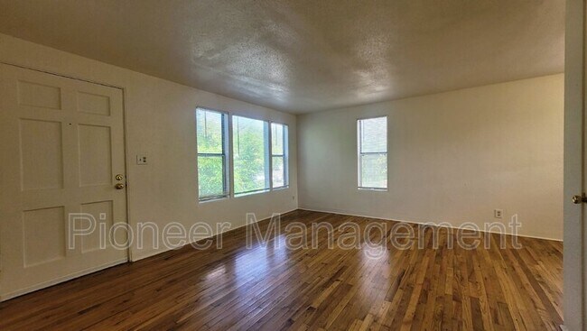 Building Photo - 627 NE Winchester St