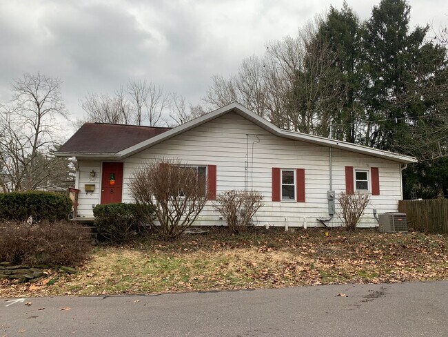 Foto del edificio - 3 bd/1.5 bath Charming Home just 4 blocks from IU Jacob's School of Music - Available August 2027!