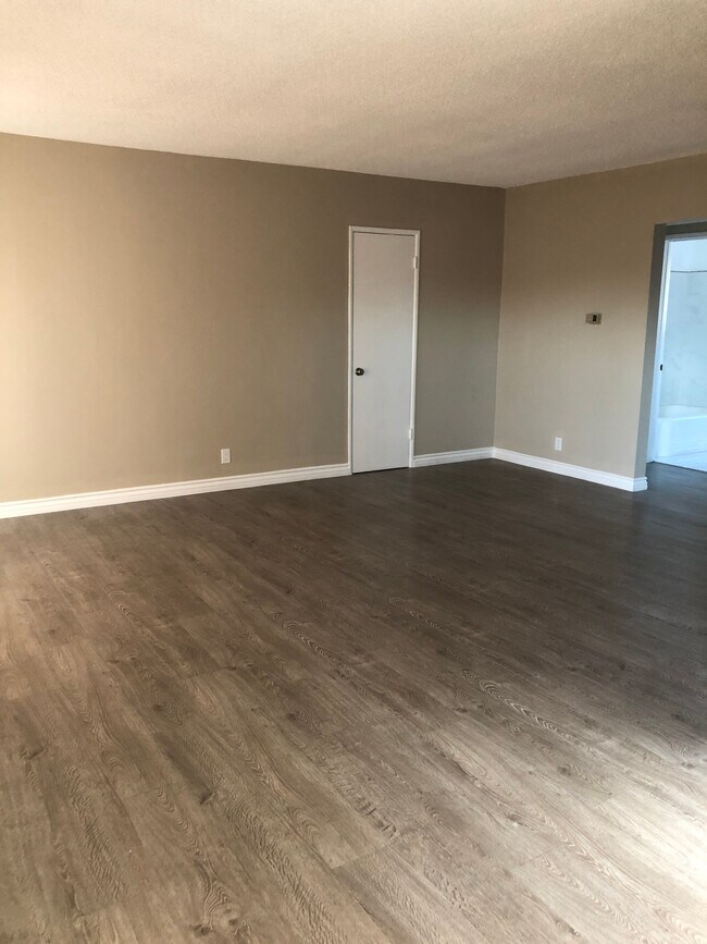 Livingroom - 936 W Huntington Dr