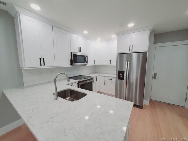 Foto del edificio - 492 Glenbrook Rd