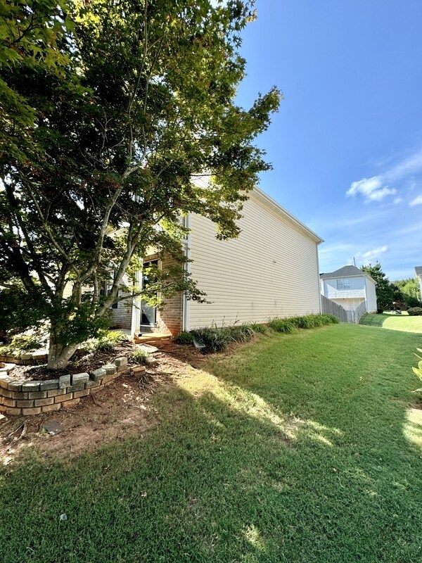 Building Photo - 3005 Village Run Dr